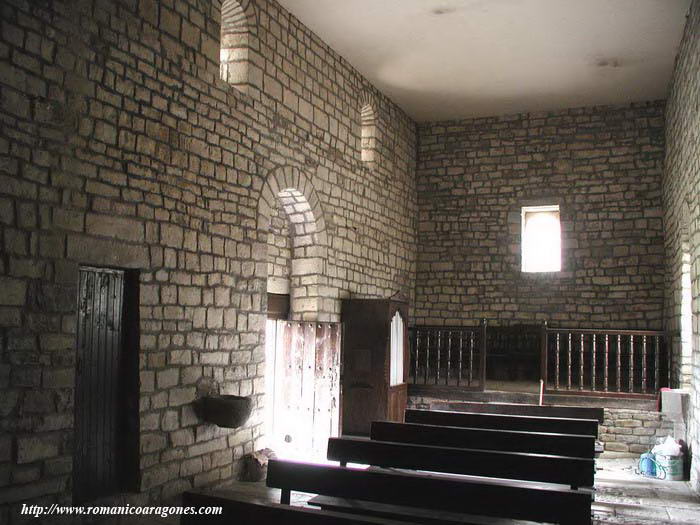 INTERIOR DE LA NAVE HACIA LOS PIES.